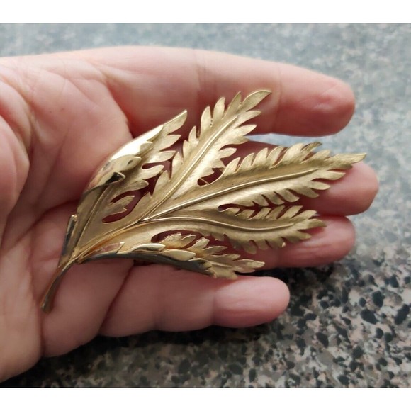 Vintage TRIFARI Brooch Pin Leaf Leaves Gold Tone Approx 2x4\